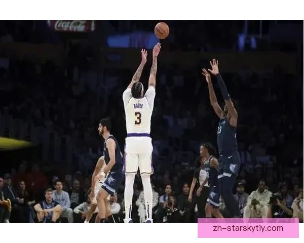 戴维斯脚踝伤赛场独自回更衣室